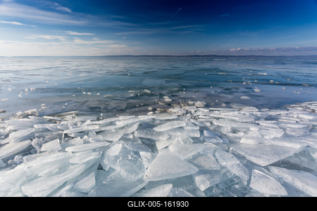frozen lake Balaton with beautiful sky-stock-foto