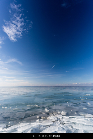 frozen lake Balaton with beautiful sky-stock-foto