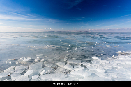 frozen lake Balaton with beautiful sky-stock-foto