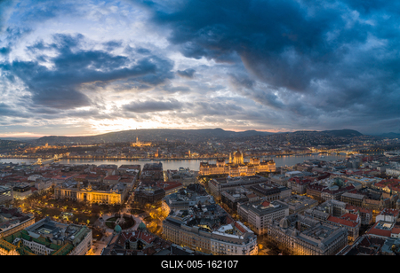 Aerial photo of Budapest Hungary at night-stock-foto