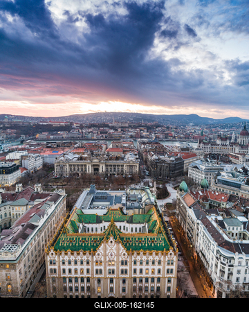 Budapest, Hungary. State Treasury building with Hungarian Parliament-stock-foto
