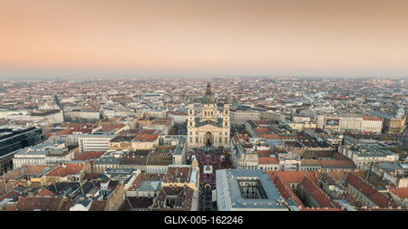 St. Stephen's Basilica in Budapest Hungary panorama-stock-foto