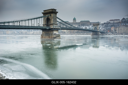 Ice flowing on river Danube in Budapest, Hungary-stock-foto