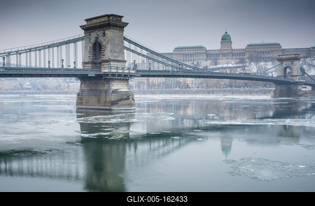 Ice flowing on river Danube in Budapest, Hungary-stock-foto