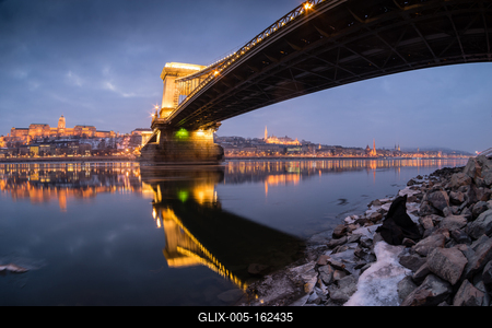 Ice flowing on river Danube in Budapest, Hungary at night-stock-foto