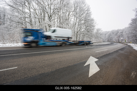 Camion carry a van at winter-stock-foto