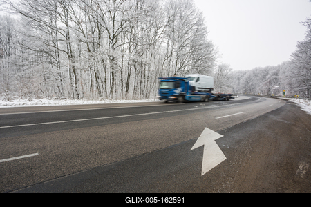 Camion carry a van at winter-stock-foto