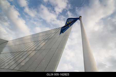 Modern office building wall made of steel and glass-stock-foto