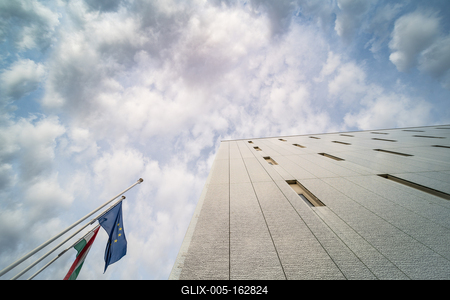 Modern office building wall made of steel and glass-stock-foto