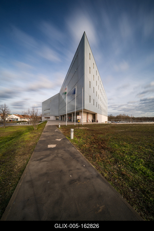 Modern office building wall made of steel and glass-stock-foto