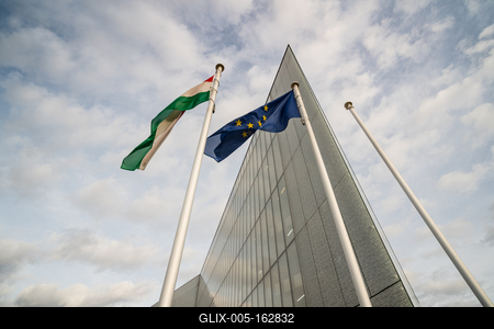 Modern office building wall made of steel and glass-stock-foto