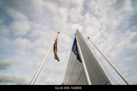 Modern office building wall made of steel and glass-stock-foto