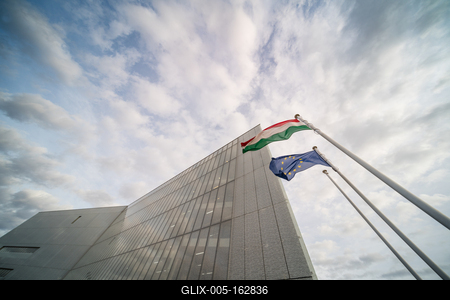 Modern office building wall made of steel and glass-stock-foto