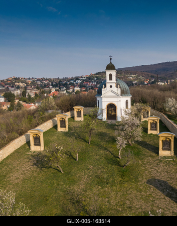 Small chapel in Pecs, hungary, called Kalvaria-stock-foto