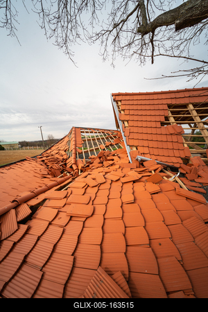 Broken roof after a storm-stock-foto
