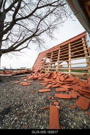 Broken roof after a storm-stock-foto