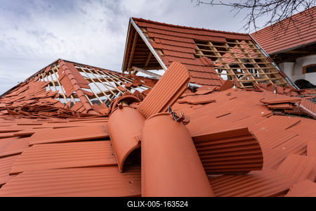 Broken roof after a storm-stock-foto