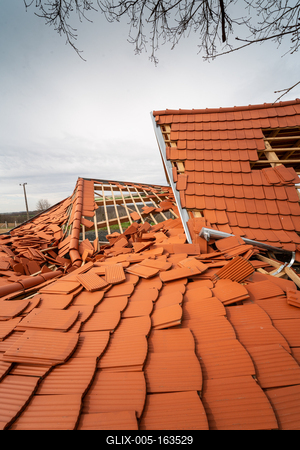 Broken roof after a storm-stock-foto