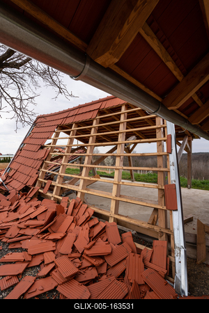 Broken roof after a storm-stock-foto