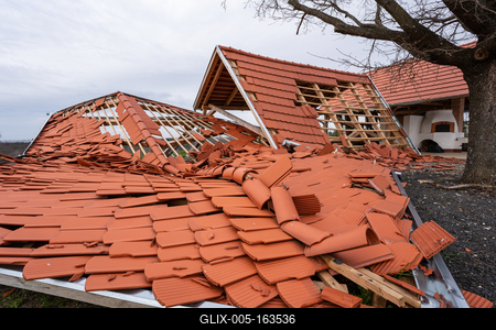Broken roof after a storm-stock-foto