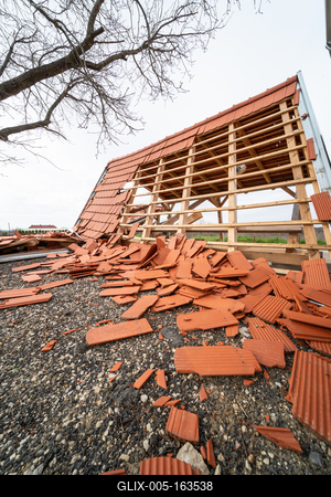 Broken roof after a storm-stock-foto
