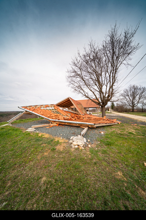 Broken roof after a storm-stock-foto