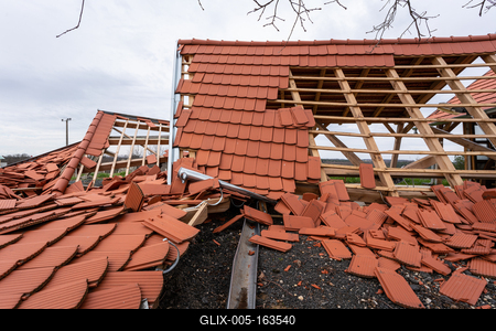 Broken roof after a storm-stock-foto