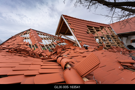 Broken roof after a storm-stock-foto