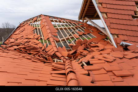 Broken roof after a storm-stock-foto