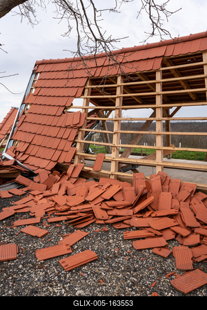 Broken roof after a storm-stock-foto
