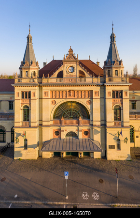 Railway station building in Pecs, hungary-stock-foto
