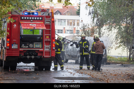 KAPOSVAR, HUNGARY - OCT 30: Firefighters help burning car on Ott.30, 2017 on  Kaposvar, Hungary.-stock-foto