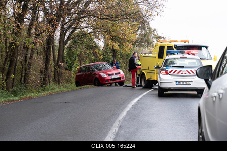 SZENTLORINC, HUNGARY - NOV 19: Police help the victim of car accident on Nov.19, 2018 on Road 6 in Szentlorinc, Hungary-stock-foto