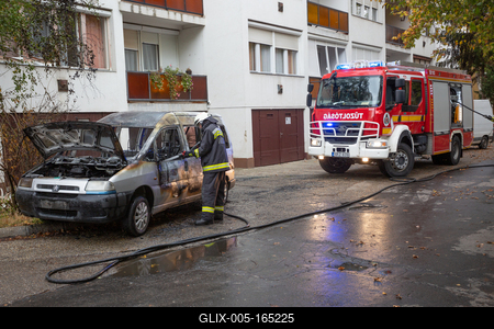 KAPOSVAR, HUNGARY - OCT 30: Firefighters help burning car on Ott.30, 2017 on  Kaposvar, Hungary.-stock-foto