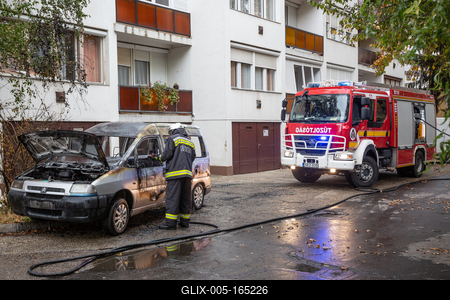 KAPOSVAR, HUNGARY - OCT 30: Firefighters help burning car on Ott.30, 2017 on  Kaposvar, Hungary.-stock-foto