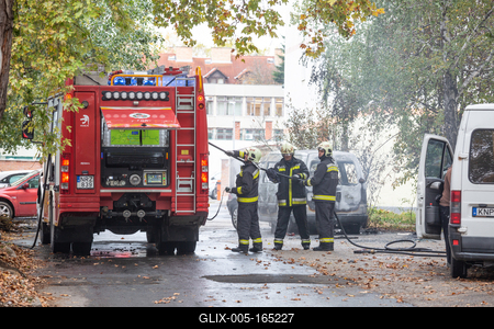KAPOSVAR, HUNGARY - OCT 30: Firefighters help burning car on Ott.30, 2017 on  Kaposvar, Hungary.-stock-foto