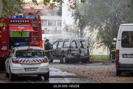 KAPOSVAR, HUNGARY - OCT 30: Firefighters help burning car on Ott.30, 2017 on  Kaposvar, Hungary.-stock-foto