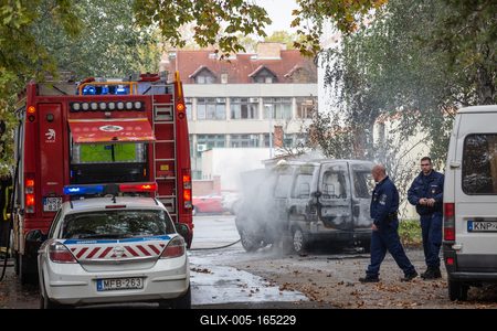 KAPOSVAR, HUNGARY - OCT 30: Firefighters help burning car on Ott.30, 2017 on  Kaposvar, Hungary.-stock-foto