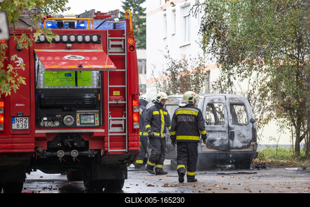 KAPOSVAR, HUNGARY - OCT 30: Firefighters help burning car on Ott.30, 2017 on  Kaposvar, Hungary.-stock-foto