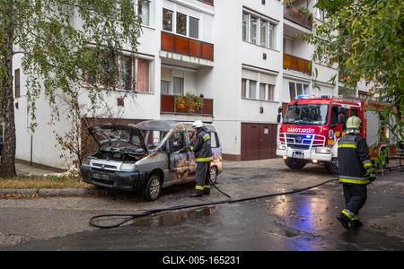 KAPOSVAR, HUNGARY - OCT 30: Firefighters help burning car on Ott.30, 2017 on  Kaposvar, Hungary.-stock-foto
