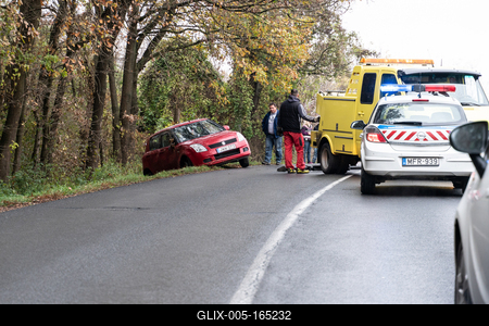 SZENTLORINC, HUNGARY - NOV 19: Police help the victim of car accident on Nov.19, 2018 on Road 6 in Szentlorinc, Hungary-stock-foto