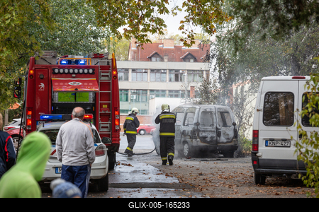 KAPOSVAR, HUNGARY - OCT 30: Firefighters help burning car on Ott.30, 2017 on  Kaposvar, Hungary.-stock-foto