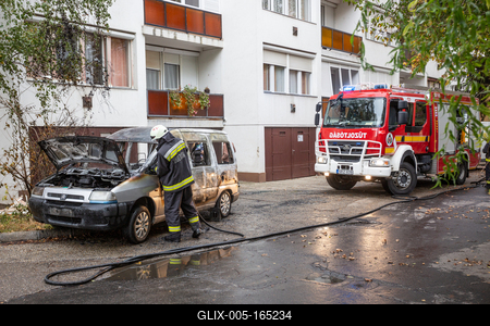 KAPOSVAR, HUNGARY - OCT 30: Firefighters help burning car on Ott.30, 2017 on  Kaposvar, Hungary.-stock-foto