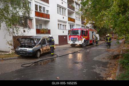 KAPOSVAR, HUNGARY - OCT 30: Firefighters help burning car on Ott.30, 2017 on  Kaposvar, Hungary.-stock-foto