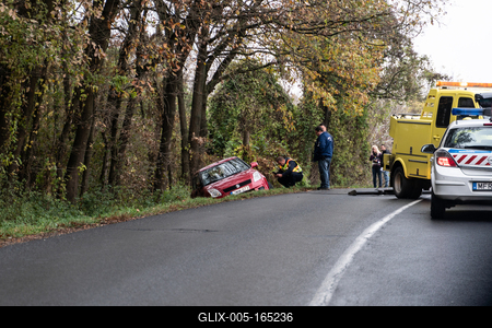 SZENTLORINC, HUNGARY - NOV 19: Police help the victim of car accident on Nov.19, 2018 on Road 6 in Szentlorinc, Hungary-stock-foto