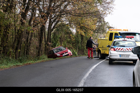 SZENTLORINC, HUNGARY - NOV 19: Police help the victim of car accident on Nov.19, 2018 on Road 6 in Szentlorinc, Hungary-stock-foto