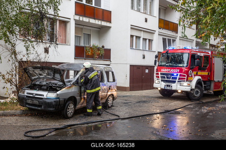 KAPOSVAR, HUNGARY - OCT 30: Firefighters help burning car on Ott.30, 2017 on  Kaposvar, Hungary.-stock-foto