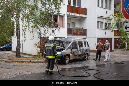 KAPOSVAR, HUNGARY - OCT 30: Firefighters help burning car on Ott.30, 2017 on  Kaposvar, Hungary.-stock-foto