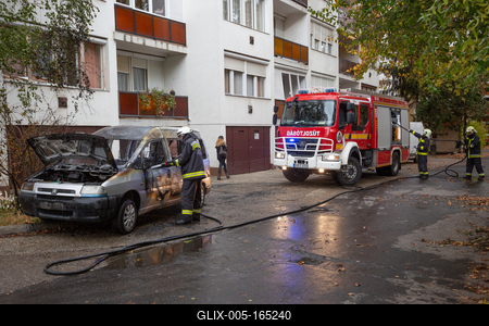 KAPOSVAR, HUNGARY - OCT 30: Firefighters help burning car on Ott.30, 2017 on  Kaposvar, Hungary.-stock-foto