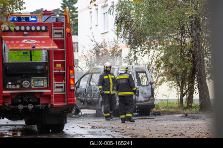 KAPOSVAR, HUNGARY - OCT 30: Firefighters help burning car on Ott.30, 2017 on  Kaposvar, Hungary.-stock-foto